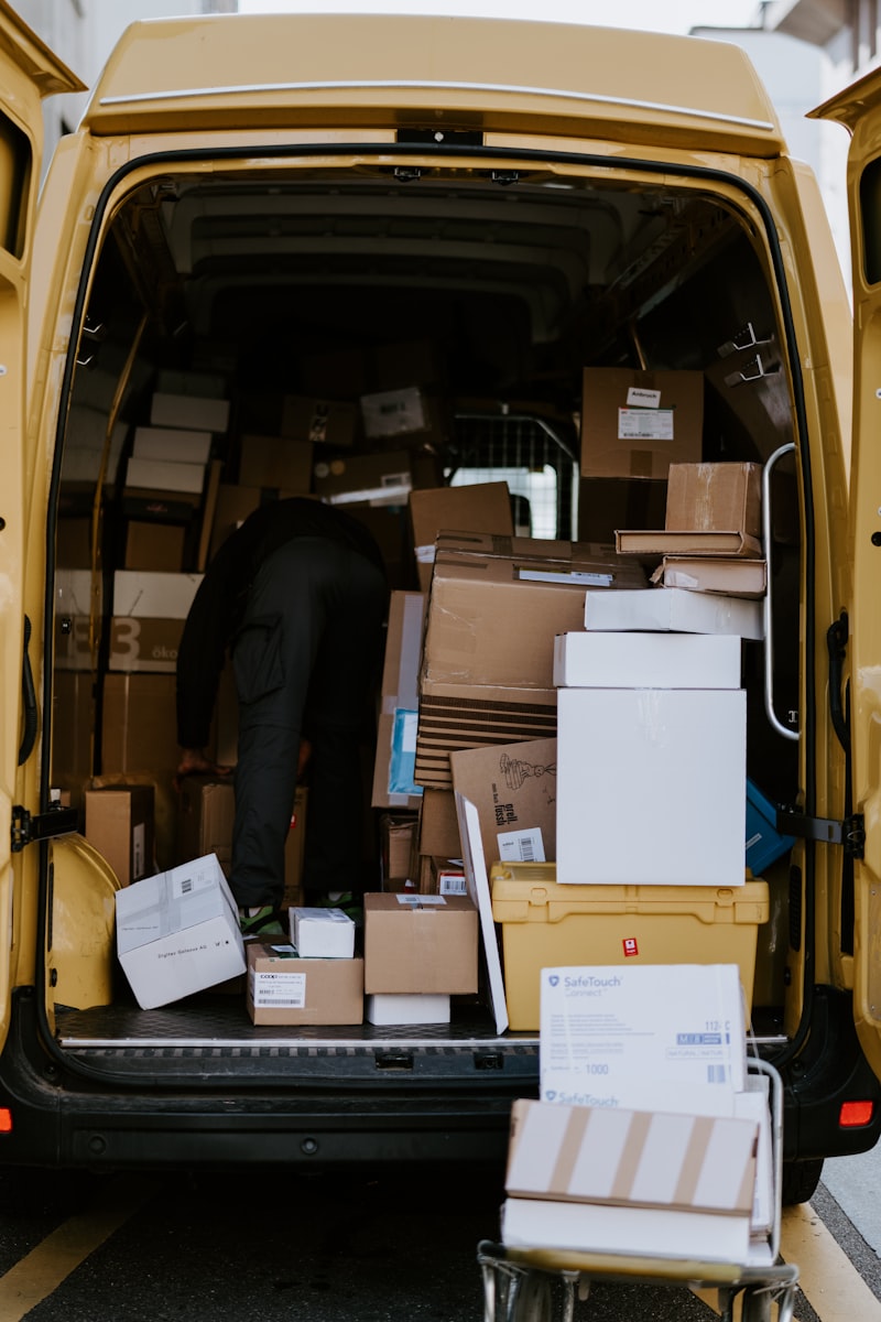 Camionnette de déménagement chargée de cartons pour un transfert de bureaux