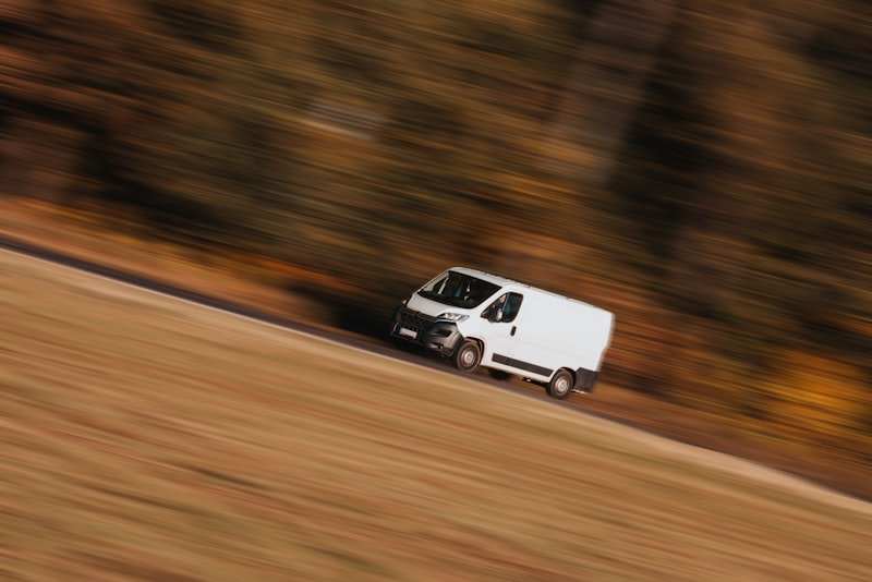 Camionnette de déménagement roulant sur une route de campagne