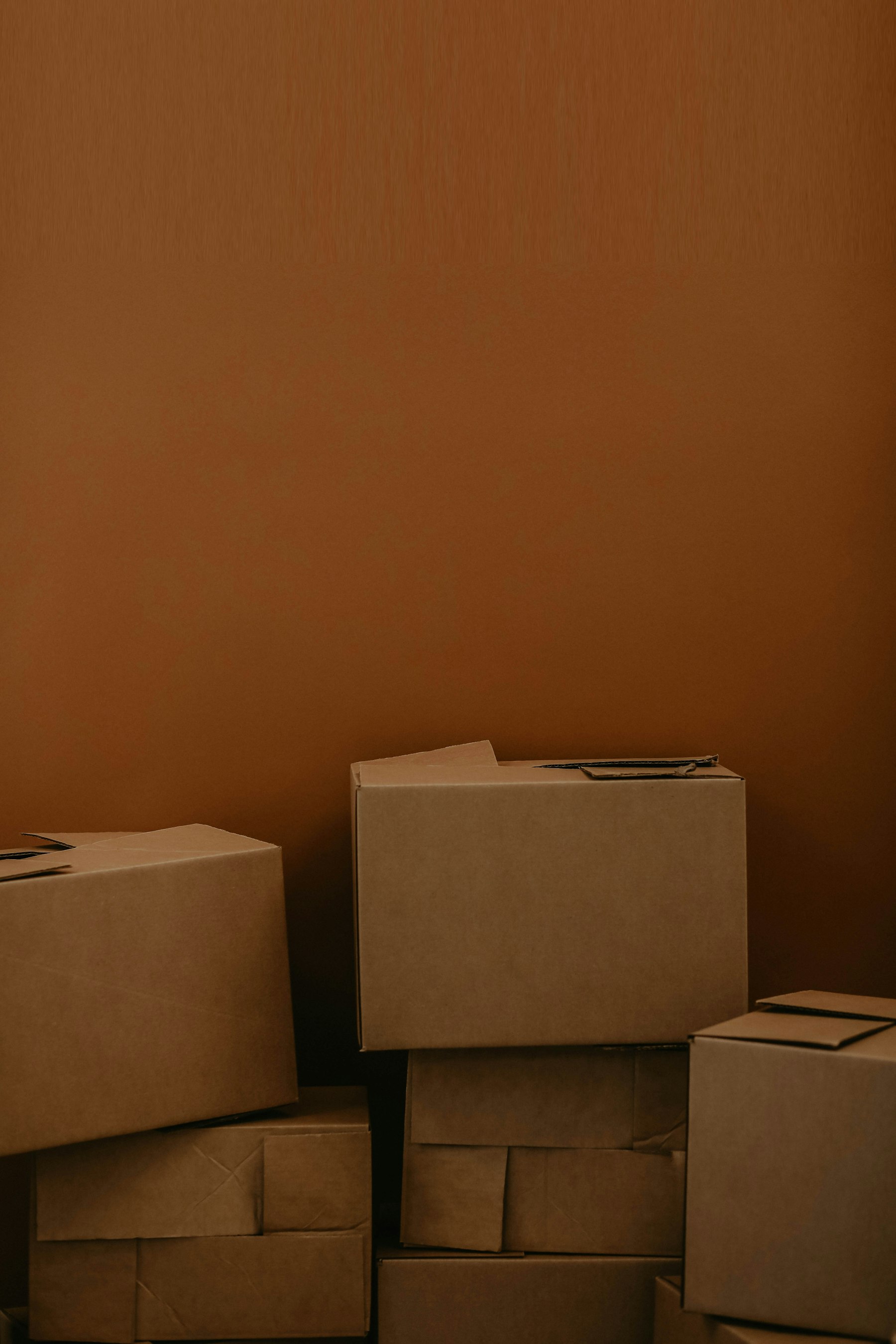Cartons de déménagement empilés