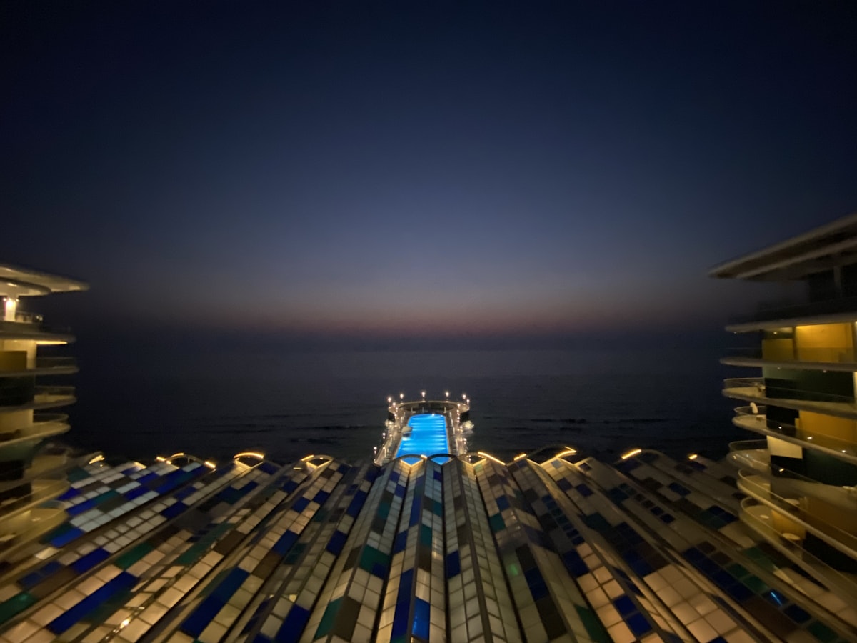 Vue aérienne d'une piscine au crépuscule face à la mer