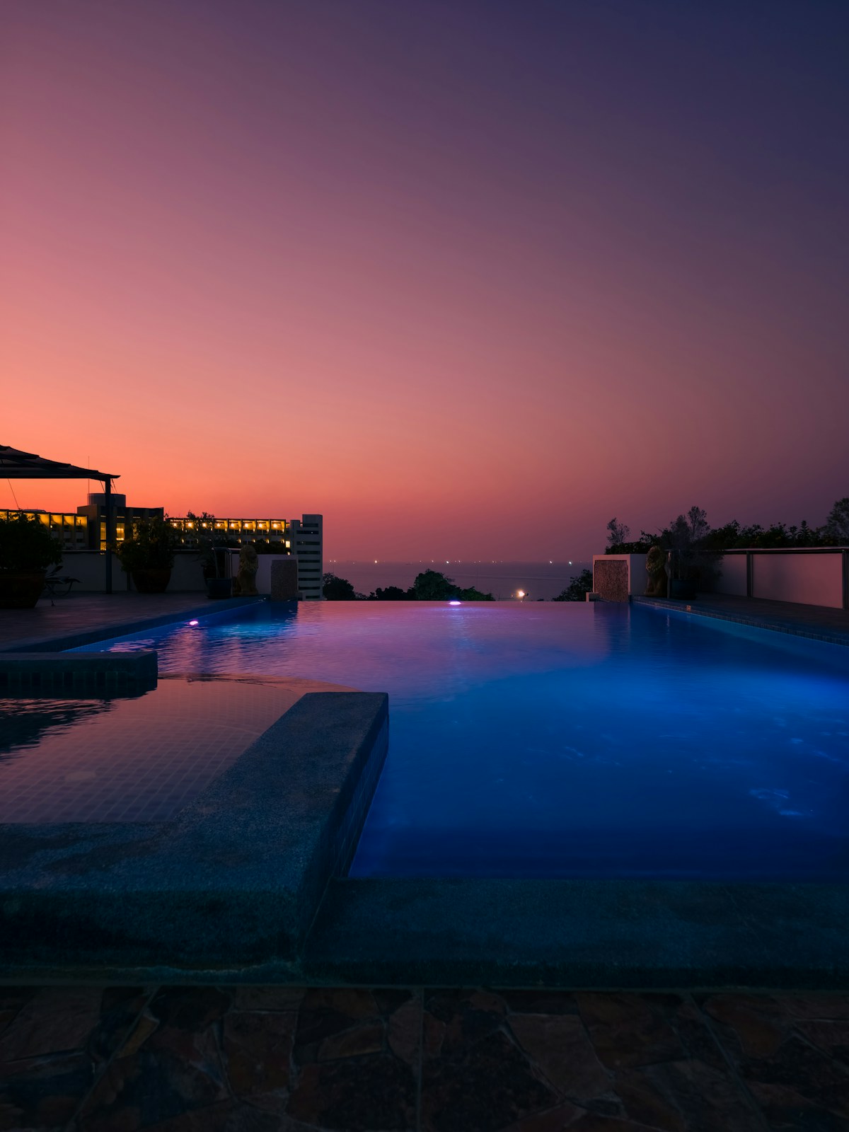 Piscine à débordement au crépuscule