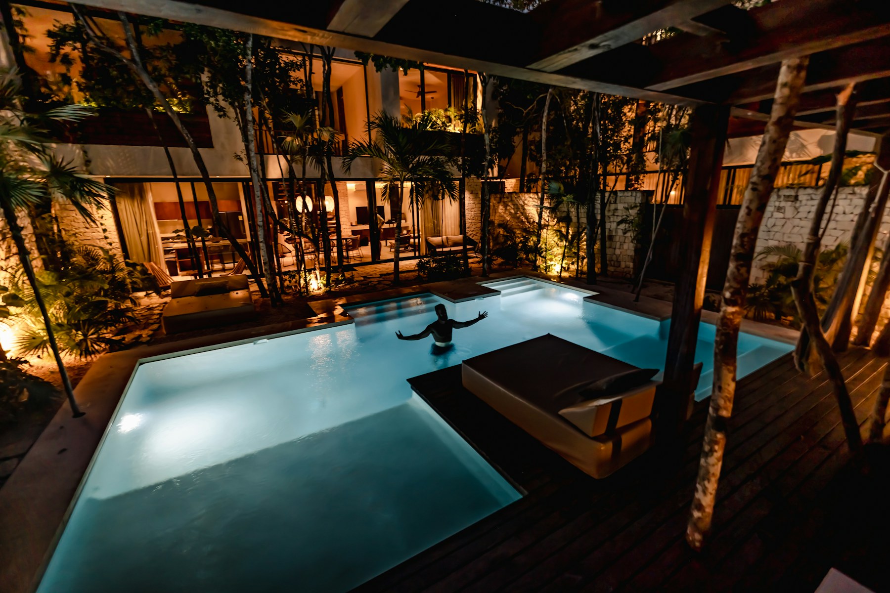 Piscine moderne illuminée la nuit, architecture contemporaine